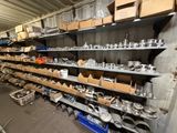 de nombreuses étagères remplies d'objets métalliques de toutes sortes