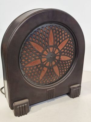 une vieille radio posée sur une table