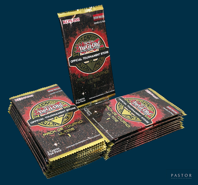 plusieurs paquets de chocolat empilés les uns sur les autres sur un fond bleu