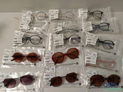 les nombreuses paires de lunettes de soleil posées sur la table
