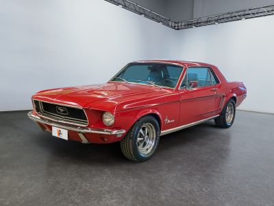 une photo d'une Mustang rouge garée dans un garage