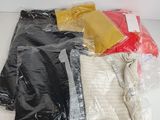une pile de vêtements emballés dans des sacs en plastique
