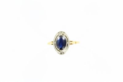 Gros plan sur une bague contenant une pierre bleue