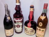 plusieurs bouteilles d'alcool sont alignées sur une table