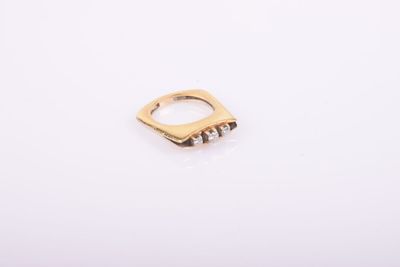 une bague en or sertie de trois petits diamants