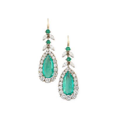 une paire de boucles d'oreilles en émeraude et diamant