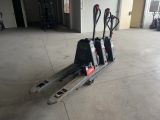 une photo d'une palette sur laquelle sont posés trois skis