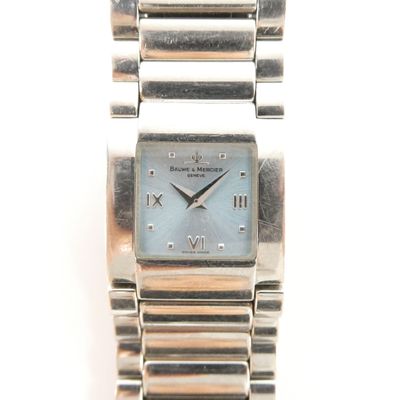 une image d'un gros plan d'une montre-bracelet sur une surface blanche