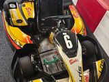 une voiture de karting posée par terre