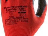 une paire de gants rouges aux bouts des doigts noirs sur fond blanc