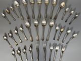 plusieurs cuillères et cuillères à soupe disposées en cercle