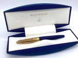 stylo plume dans un étui bleu, avec une pointe plaquée or