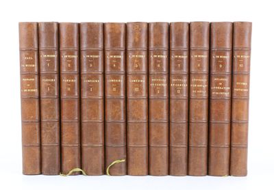 un lot de six vieux livres reliés en cuir empilés les uns sur les autres