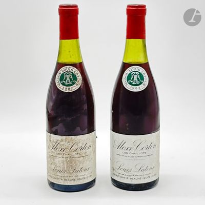 deux bouteilles de vin sont posées l'une à côté de l'autre sur une surface blanche