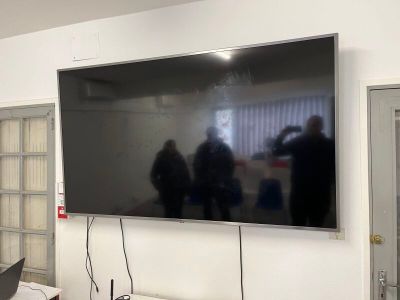 un grand téléviseur à écran plat fixé au mur dans une pièce
