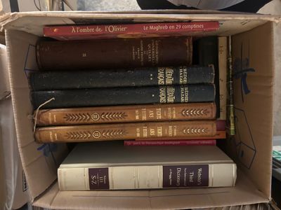 une boîte en carton remplie de livres posée sur une table