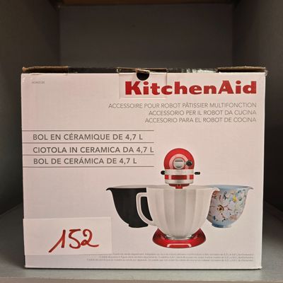emballage d'un robot de cuisine KitchenAid rouge sur une étagère
