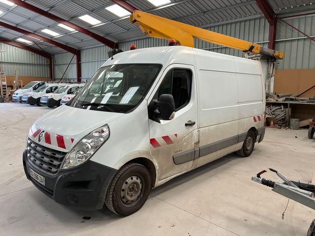 Véhicule utilitaire RENAULT Master immatriculé CX-596-ZA, 1ère mi