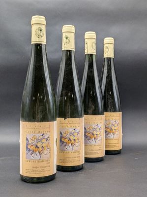 six bouteilles de vin sont alignées sur une surface grise