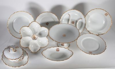 beaucoup de vaisselle blanche et dorée sur une table blanche