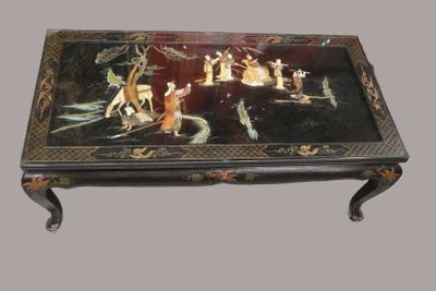 une table basse sur laquelle est posé un tableau
