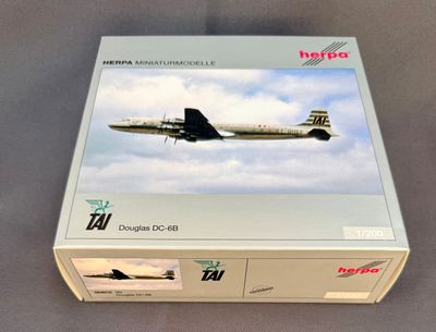 une boîte sur laquelle figure l'image d'un avion volant dans le ciel