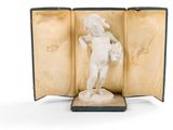 une statue représentant un homme debout à l'intérieur d'un livre ouvert