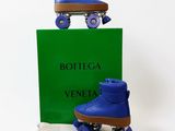 deux patins à roulettes bleus posés sur une boîte verte