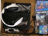 une boîte contenant un casque audio et une manette de jeu vidéo