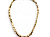 un collier en or sur fond blanc