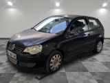 la photo d'une petite voiture noire garée dans un garage