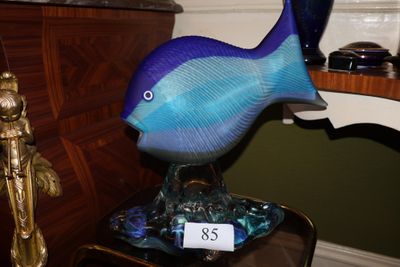 une statue de poisson bleu posée sur une table