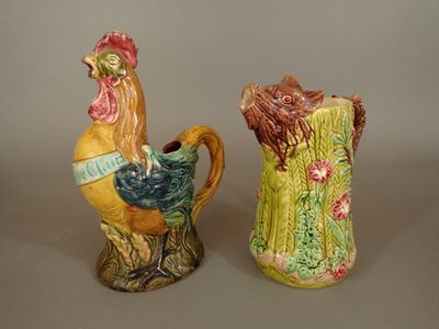 deux vases posés l'un à côté de l'autre sur une table