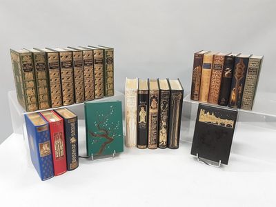 un groupe de livres posés sur une table les uns à côté des autres