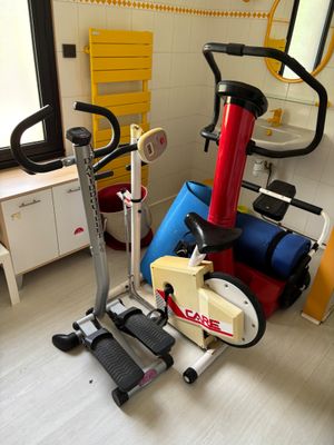 un vélo d'appartement dans un coin de la pièce