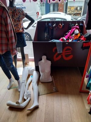 des mannequins dans la vitrine d'un magasin de vêtements
