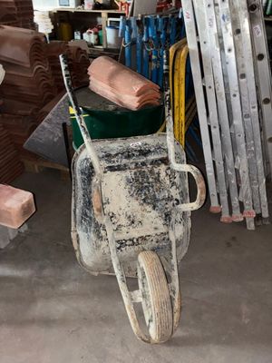 une brouette qui se trouve dans un garage
