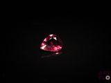 un diamant rose en forme de cœur sur fond noir