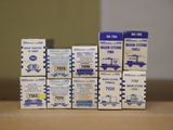 une pile de petites boîtes posées sur une table