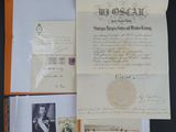un vieux document sur lequel figure la photo d'un homme, ainsi que d'autres papiers