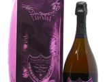 une image représentant une bouteille de champagne à côté d'une boîte violette