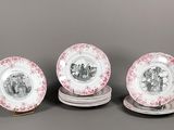 quatre assiettes ornées de motifs roses et blancs, posées sur une table
