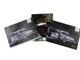 deux pages d'un magazine sur lesquelles figure la photo d'une voiture