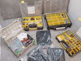 un grand nombre d'outils posés sur le sol