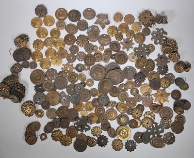 il y a tout un tas de boutons différents sur la table