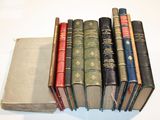 plusieurs vieux livres sont empilés sur une table