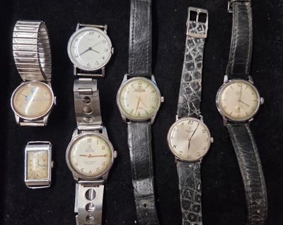 de nombreuses montres exposées dans une vitrine