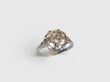 gros plan d'une bague en diamant sur une surface blanche