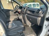 l'intérieur d'une voiture avec la porte ouverte et le siège du conducteur abaissé