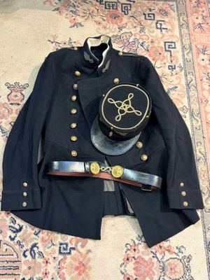 Tenue de polytechnicien comprenant une veste à 2 rangs de bo…